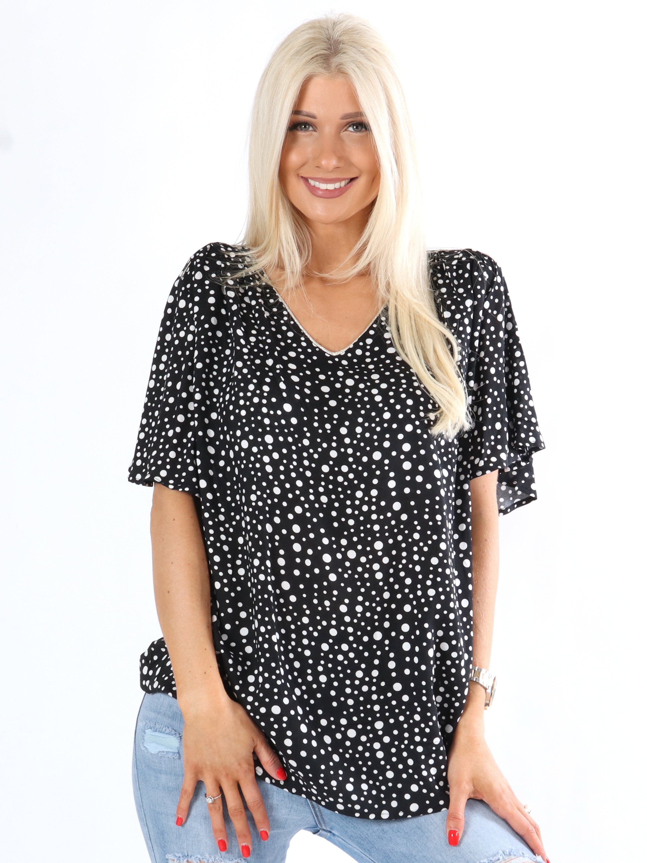 Leslie - Svart blus med prickar och söta ärmar